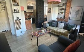 Bel appartement spacieux ,convivial de 3 chambres avec parking privé sécure